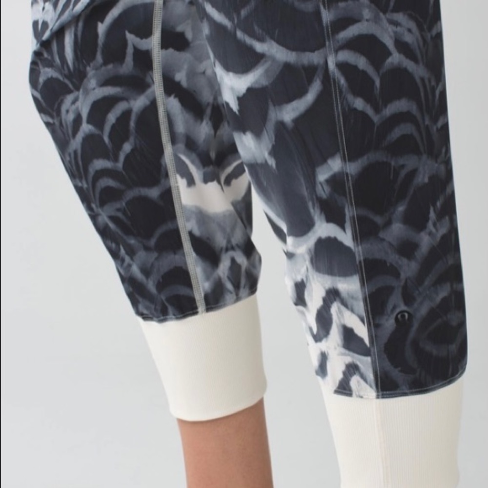 Lululemon Dance to yoga pants - Picture 4 of 9